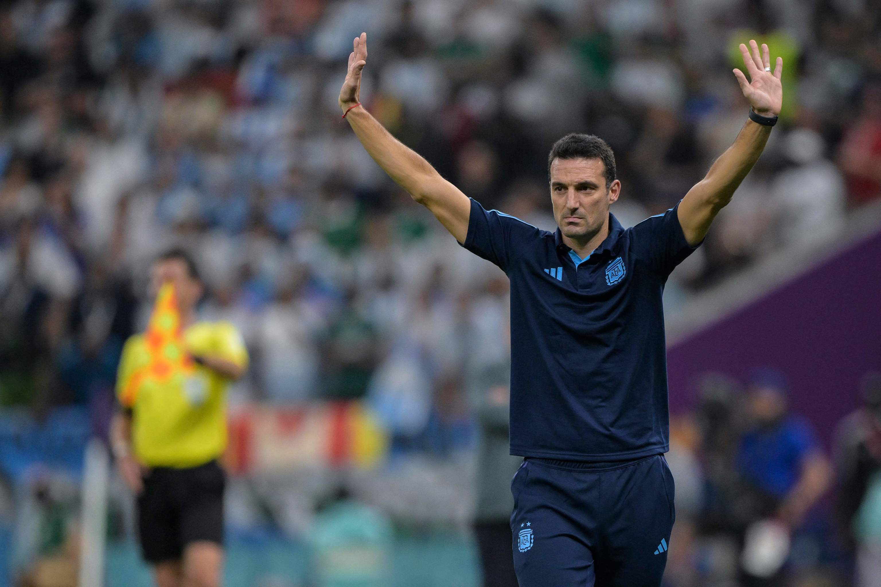 Lionel Scaloni con la Copa del Mundo